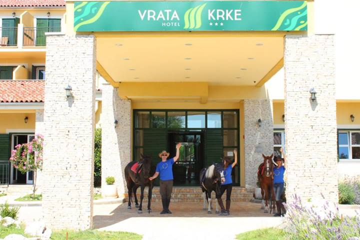 Отель Vrata Krke в поселке Лозовач в Хорватии. Фото: Facebook.com/vrata.krke